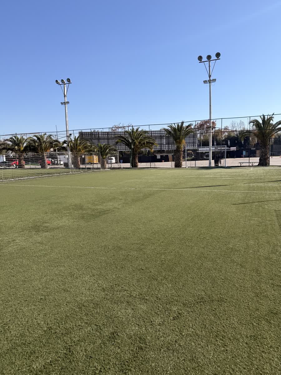Cancha sintética con doble torre de iluminación nocturna